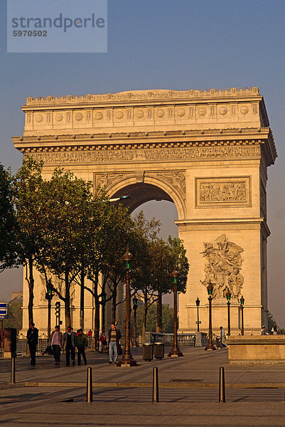 Der Arc de Triomphe bei Dämmerung  Paris  Frankreich  Europa