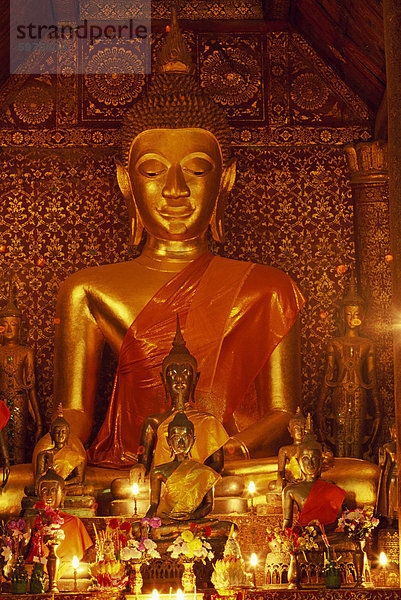 Statue von der sitzende Buddha im Inneren des Wat Xieng Thong in Luang Prabang  UNESCO-Weltkulturerbe  Indochina  Laos  Südostasien  Asien