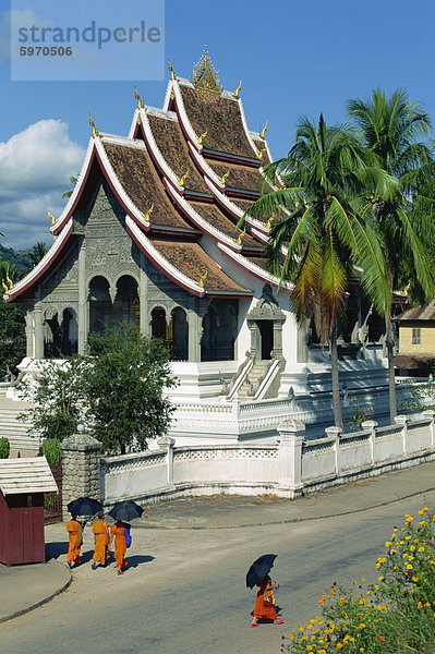 Mönche auf der Straße außerhalb der Royal Palace-Pavillon  der dient heute als Museum präsentieren  Luang Prabang  Laos  Indochina  Südostasien  Asien