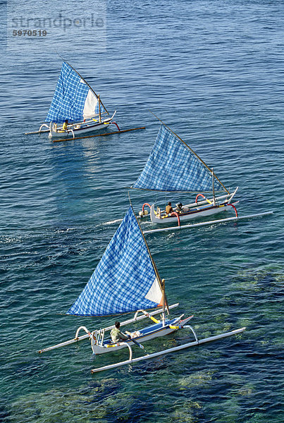 Fischerboote mit blau Check Segel aus Kap Jambela an der Ostküste der Insel Bali  Indonesien  Südostasien  Asien