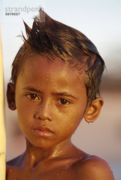 Bildnis eines Knaben mit einem nassen Gesicht nach dem Lernen  Surfen am Strand von Kuta  Bali  Indonesien  Südostasien  Asien