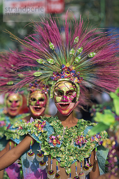 Porträt der maskierte Tänzer in bunten Kostümen am Mardi Gras Karneval  in Iloilo City  Insel Panay  Philippinen  Südostasien  Asien