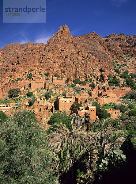 Dorf Oumesnate und hinter  Djebel El Kest Ameln Tal (Mandel)  Tafraoute  Anti-Atlas Region Nordafrika  Marokko