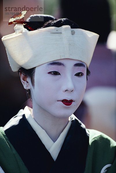 Porträt einer Frau mit weißem Gesicht Make-up und Hut der Heian-Zeit während der Festival of Ages in Kyoto  Japan  Asien