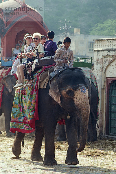 Malte Elefant mit Touristen  Amber Palast  Jaipur  Rajasthan  Indien  Asien