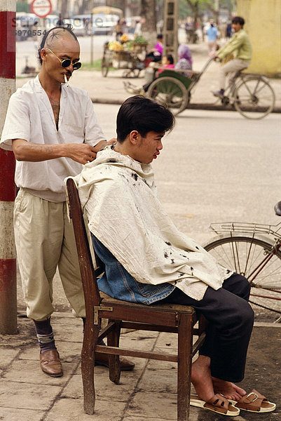 Friseur eine Straße auf dem Bürgersteig im Zentrum der Stadt Hanoi  Vietnam  Indochina  Südostasien  Asien