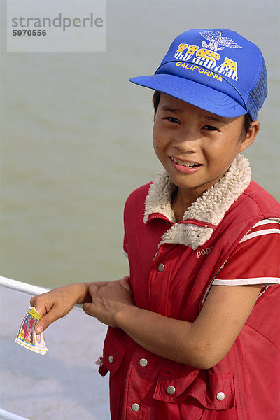 Porträt eines kleinen Jungen in einem USA-Baseball-Cap an der Kreuzung Mekong-Delta in Vietnam  Indochina  Südostasien  Asien