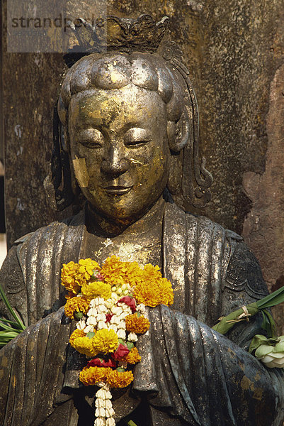 Detail Statue mit Ringelblumen in der Smaragd-Buddha-Tempel in Bangkok  Thailand  Südostasien  Asien