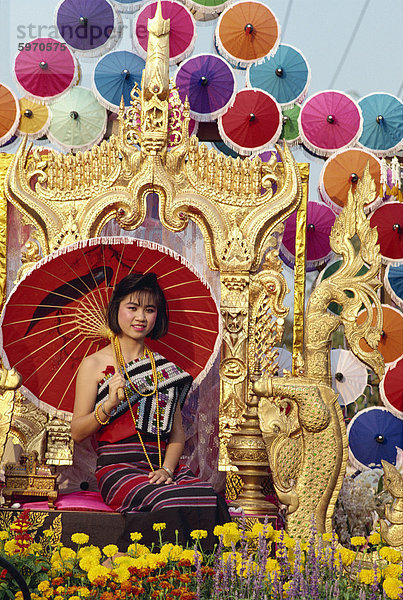 sitzend Portrait Frau Regenschirm Schirm Südostasien Asien Parade Thailand