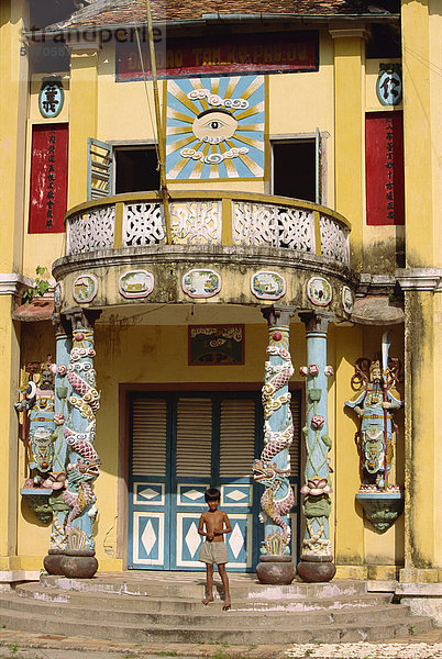 Kleine Junge auf Schritte des ländlichen Cao Dai Tempel in Tay Minh Provinz  Saigon  Vietnam  Indochina  Südostasien  Asien