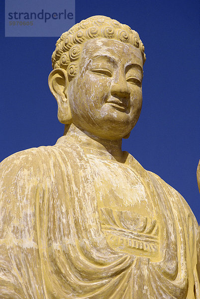 Nahaufnahme der Statue des Buddha an Nhu Lai-Tempel  Vung Tau Halbinsel  Vietnam  Indochina  Südostasien  Asien