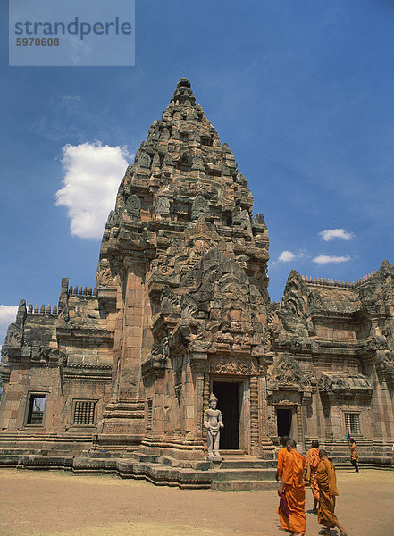 Buddhistische Mönche in Safran Roben im zentralen Heiligtum von den Khmer-Tempel von Prasat Hin Khao Phnom Rung auf der Khorat-Hochebene  Thailand  Südostasien  Asien