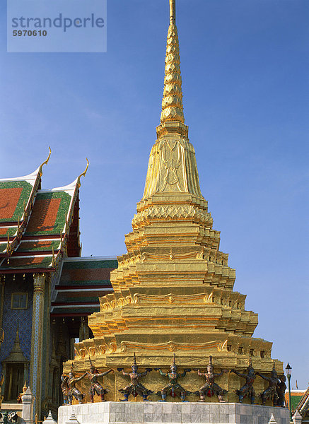 Gold bedeckt Chedi im Grand Palace in Bangkok  Thailand  Südostasien  Asien