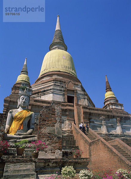 Statue eines sitzenden Buddha unter dem Tempel von Wat Yai Chai Monghon in Ayutthaya  UNESCO World Heritage Site  Thailand  Südostasien  Asien