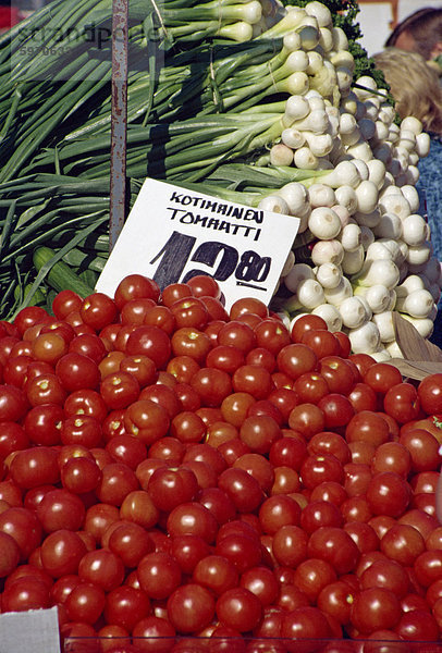 Tomaten und Salat Zwiebeln auf Verkauf an ein Gemüsemarkt in Helsinki  Finnland  Skandinavien  Europa