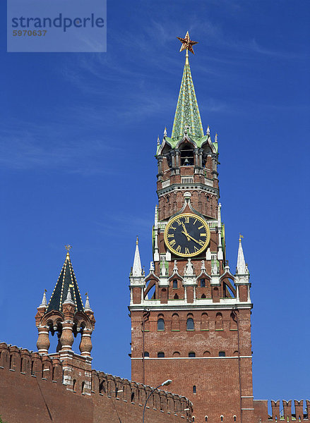 Die Spasky Turm und Uhr in Roter Platz  Moskau  Russland  Europa
