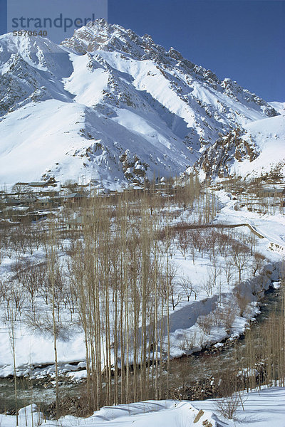 Fluß durch einen Schnee bedeckt Elborz Tal während Winter  Iran  Naher Osten