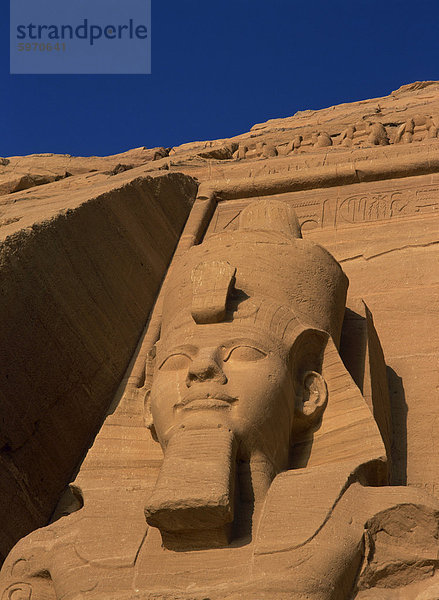 Die Kolosse von Ramses II  Tempel der Re-Herakhte  (Sonnentempel) – große Tempel von Ramses II  gebaut für Ramses II  Abu Simbel  UNESCO Weltkulturerbe  Nubien  Ägypten  Nordafrika  Afrika