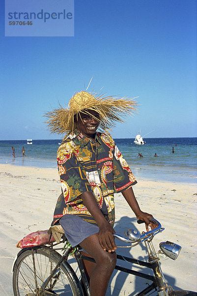 Radfahrer mit Red Snapper Fisch  Nyali Beach  Kenia  Ostafrika  Afrika