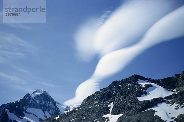 Linsenförmige Wolken über der Landschaft der Berge in Südgeorgien  Atlantik  Polarregionen