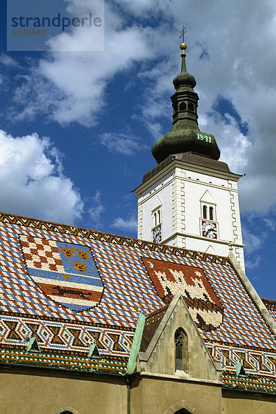 Nahaufnahme der Ziegeldach mit Muster von Schilden und Glockenturm von St. Marks Kirche  Zagreb  Kroatien  Europa
