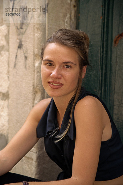 Porträt einer jungen Frau Krämer tragen schwarzes ärmelloses Kleid  in Dubrovnik  Kroatien  Europa