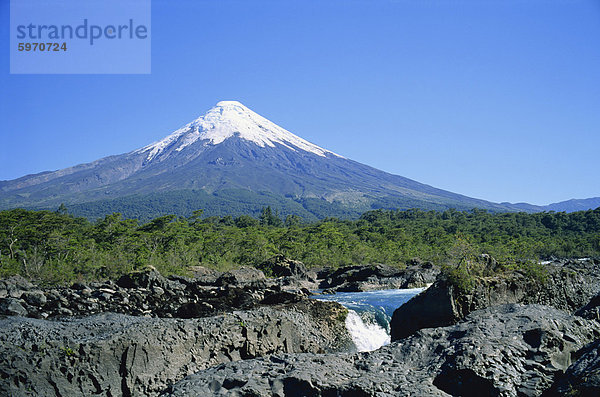 Der Kegel des Volcan Osorno aus der Petrohue Wasserfall in der Nähe von Puerto Montt  Chile  Südamerika