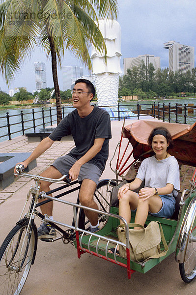 Tourist in eine Trishaw am Merlion-Denkmal in Singapur  Südostasien  Asien