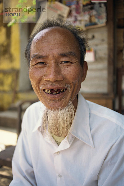 Porträt einer lächelnden Mann mit Bart aber einige Zähne in Vietnam  Indochina  Südostasien  Asien