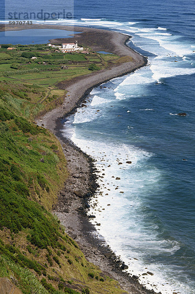 Niedrige Luftbild der Küste Faja DOS Tijulos an der Nordküste von der Insel Sao Jorge Azoren  Portugal  Atlantik  Europa