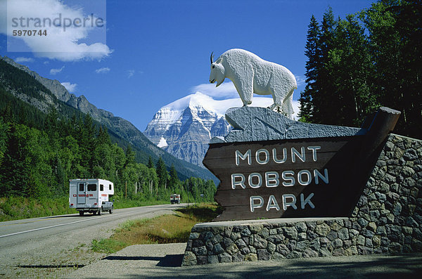 Straßen- und Zeichen für Mount Robson Provincial Park  mit Berg im Hintergrund  British Columbia  Kanada  Nordamerika