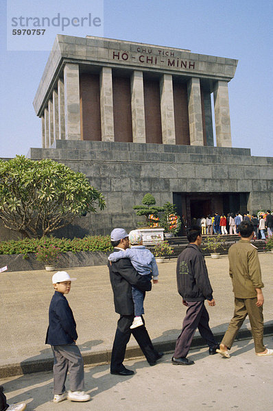 Warteschlange des wartenden das Ho Chi Minh-Mausoleum in Hanoi  Vietnam  Südostasien  Indochina  Asien eingeben