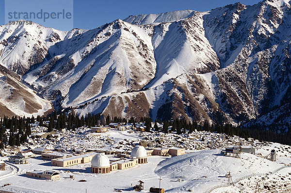 Astronomische Station im Schnee bedeckt Landschaft bei Almaty in Kasachstan  Zentralasien  Asien