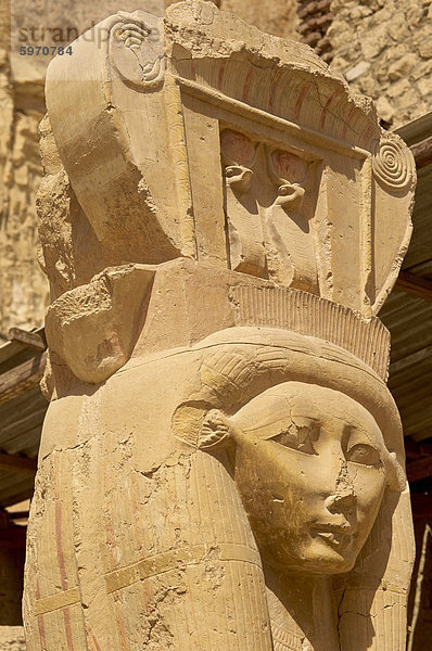 Detail der Hathor im Gesicht bilden die Capitals auf dem Platz-Säulen in der Kapelle der Hathor  den Hatshepsut Tempel  Deir el-Bahri  Theben  UNESCO Weltkulturerbe  Ägypten  Nordafrika  Afrika