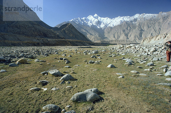 Felsigen Tal mit Schnee bedeckten Bergen im Hintergrund auf dem Karakorum Highway auf dem Weg nach Pakistan  in der Provinz Xinjiang  China  Asien