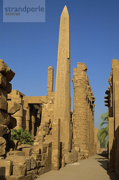 Tempel von Karnak mit Obelisk Thutmosis  datierend aus dem 15. Jahrhundert BC  Karnak  Luxor  Theben  UNESCO-Weltkulturerbe  Ägypten  Nordafrika  Afrika