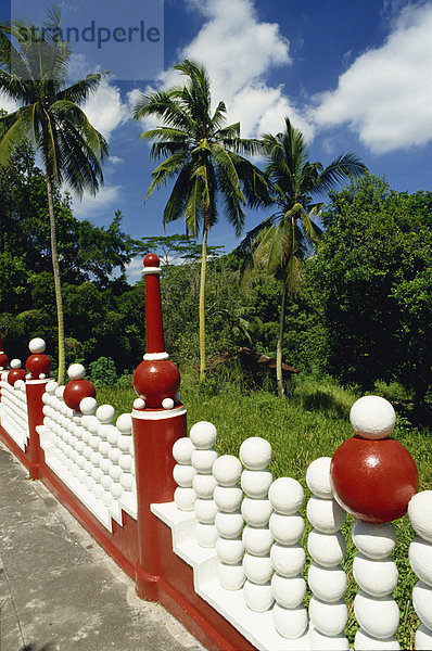 Rote und weiße Geländer im Tiger Balm Gardens in Singapur  Südostasien  Asien