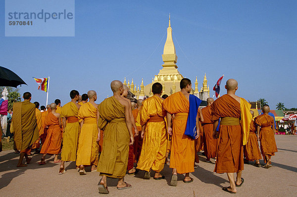 Eine Gruppe von Mönchen bei der jährlichen Makka Bu Saa buddhistische Feier  während Pha  die Luang (buddhistischen Fastenzeit)  in Vientiane  Laos  Indochina  Südostasien  Asien