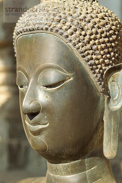 Nahaufnahme des Kopfes des Buddha im Hophrakeo Museum in Vientiane  Laos  Indochina  Südostasien  Asien