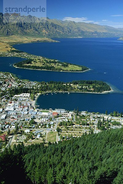 Luftbild von der Skyline-Chalet über Queenstown  Lake Wakatipu und The Remarkables  West Otago  Südinsel  Neuseeland  Pazifik