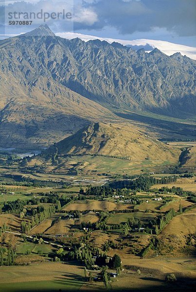 Das Tal der Shotover und The Remarkables von Coronet Peak in das Naturgebiet in der Nähe von Queenstown in West Otago  Südinsel  Neuseeland  Pazifik