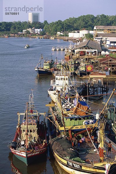 Fischerboote vertäut an der Terengganu bei Kuala Terengganu  Hauptstadt des Staates Terengganu  Malaysia  Südostasien  Asien