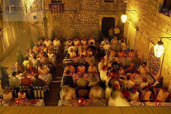 Restaurant im Freien in der Nacht in der Stadt von Dubrovnik  Kroatien  Europa