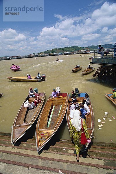 Wassertaxis verbinden die beiden Ufer des Flusses Brunei in Bandar Seri Begawan  Brunei Darussalam  Südostasien  Borneo  Asien