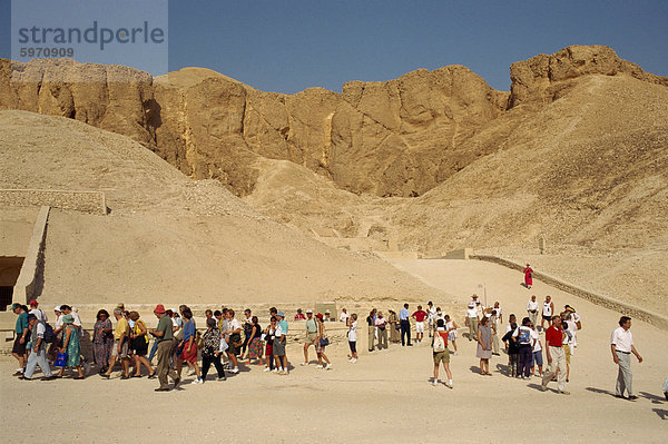 Touristen  die Gräber im Tal der Könige  Luxor  Theben  UNESCO Weltkulturerbe  Ägypten  Nordafrika  Afrika