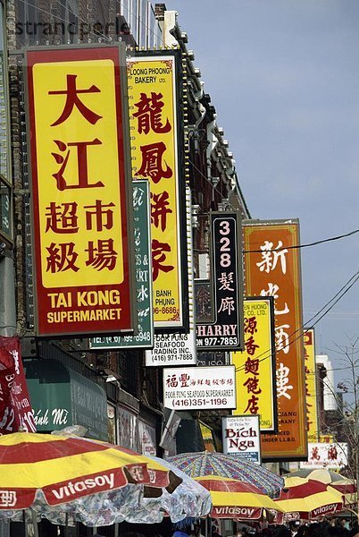 Zweisprachig Chinesisch und Englisch Zeichen auf Spadina Avenue in Chinatown in der Innenstadt von Toronto  Ontario  Kanada  Nordamerika