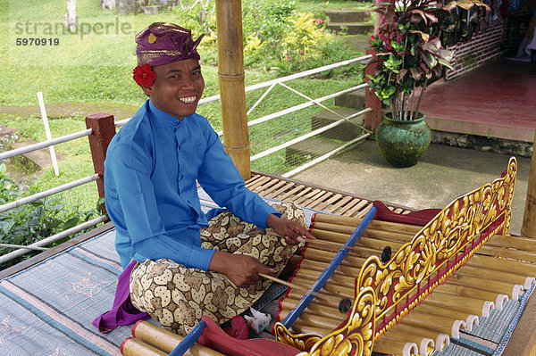 Porträt eines Mannes spielen Xylophon auf Bali  Indonesien  Südostasien  Asien