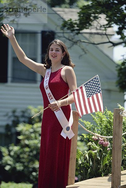 4. Juli Schönheitskönigin mit Stars & Stripes Flag  winken nach Parade  Rhode Island  New England  Vereinigte Staaten von Amerika  Nordamerika