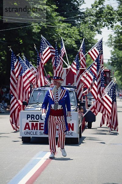 Uncle Sam führt Bristol des berühmten 4. Juli Parade  das älteste in den U.S.A.  Bristol  Rhode Island  New England  Vereinigte Staaten von Amerika  Nord Amerika