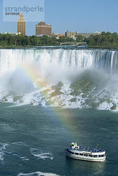 Touristen auf kleine Stadtrundfahrt Boot unten die American Falls auf der Niagara-Fluss  fließt zwischen den Seen Erie und Ontario  Kanada  Nordamerika